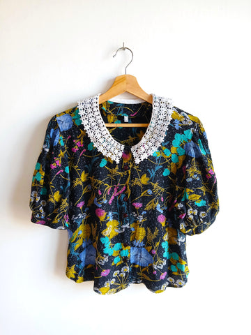 Camisa Vintage  Negra Flores Cuello