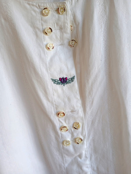 Camisa Vintage Blanca con Botones y Bordadito