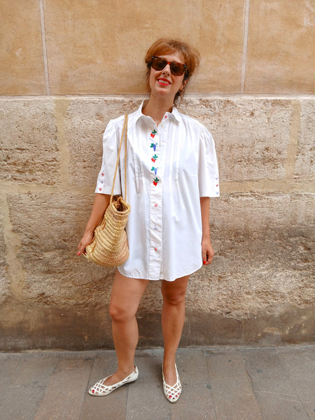 Camisa Vintage Blanca con Bordados de Uvas