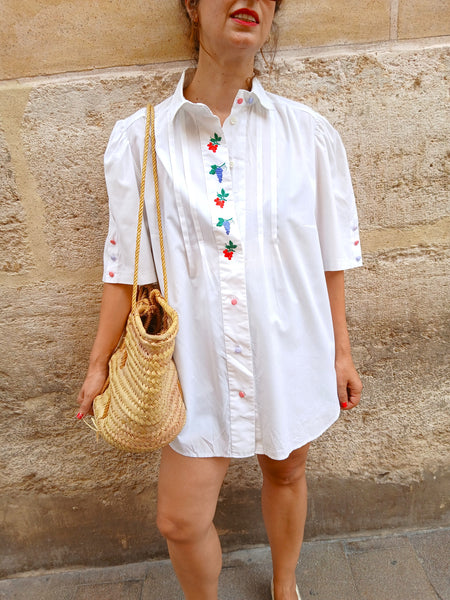 Camisa Vintage Blanca con Bordados de Uvas