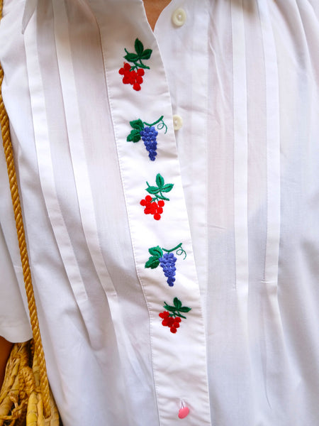 Camisa Vintage Blanca con Bordados de Uvas