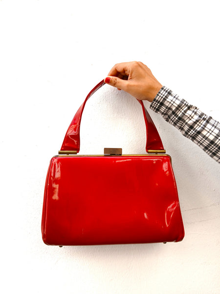 Bolso vintage de charol rojo años 70 con cierre dorado retro - vista frontal
