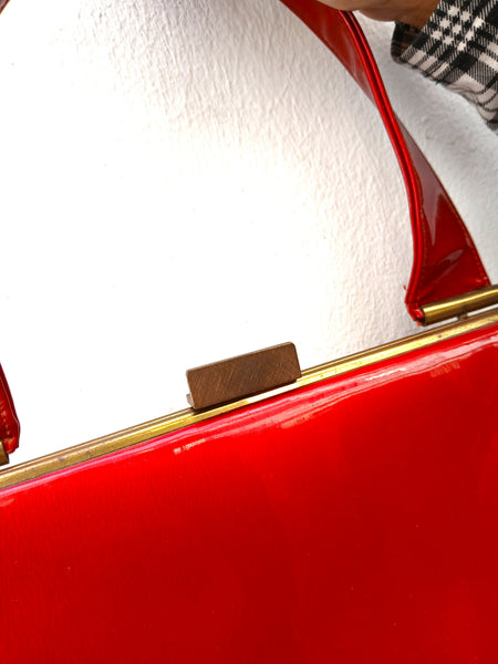 Bolso vintage charol rojo - detalle cierre dorado retro